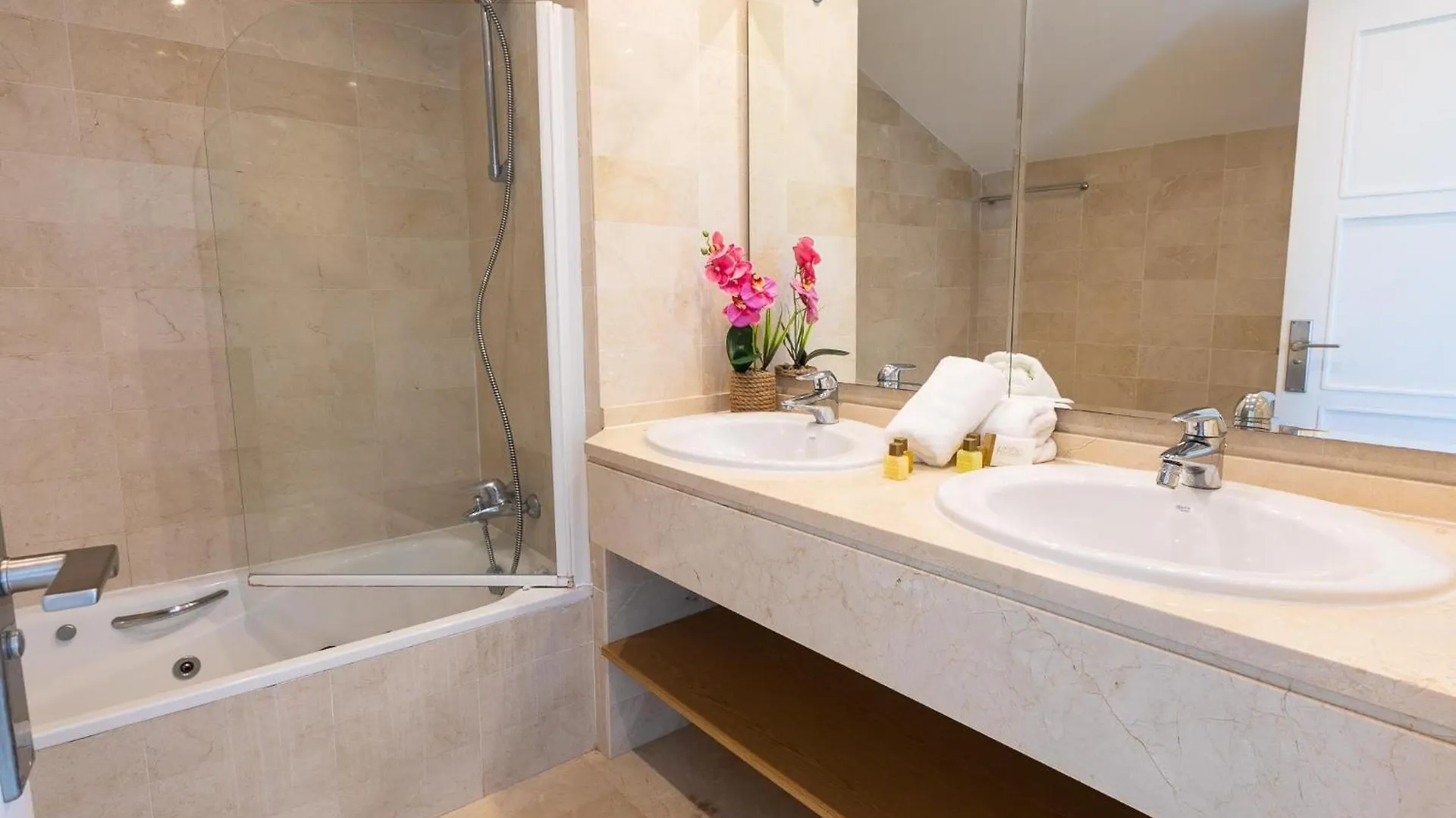 Vacation Marbella I Las Canas Beachfront Haven, Sea View, Jacuzzi, Golden Mile, Duplex Penthouse, 24-7 Security
