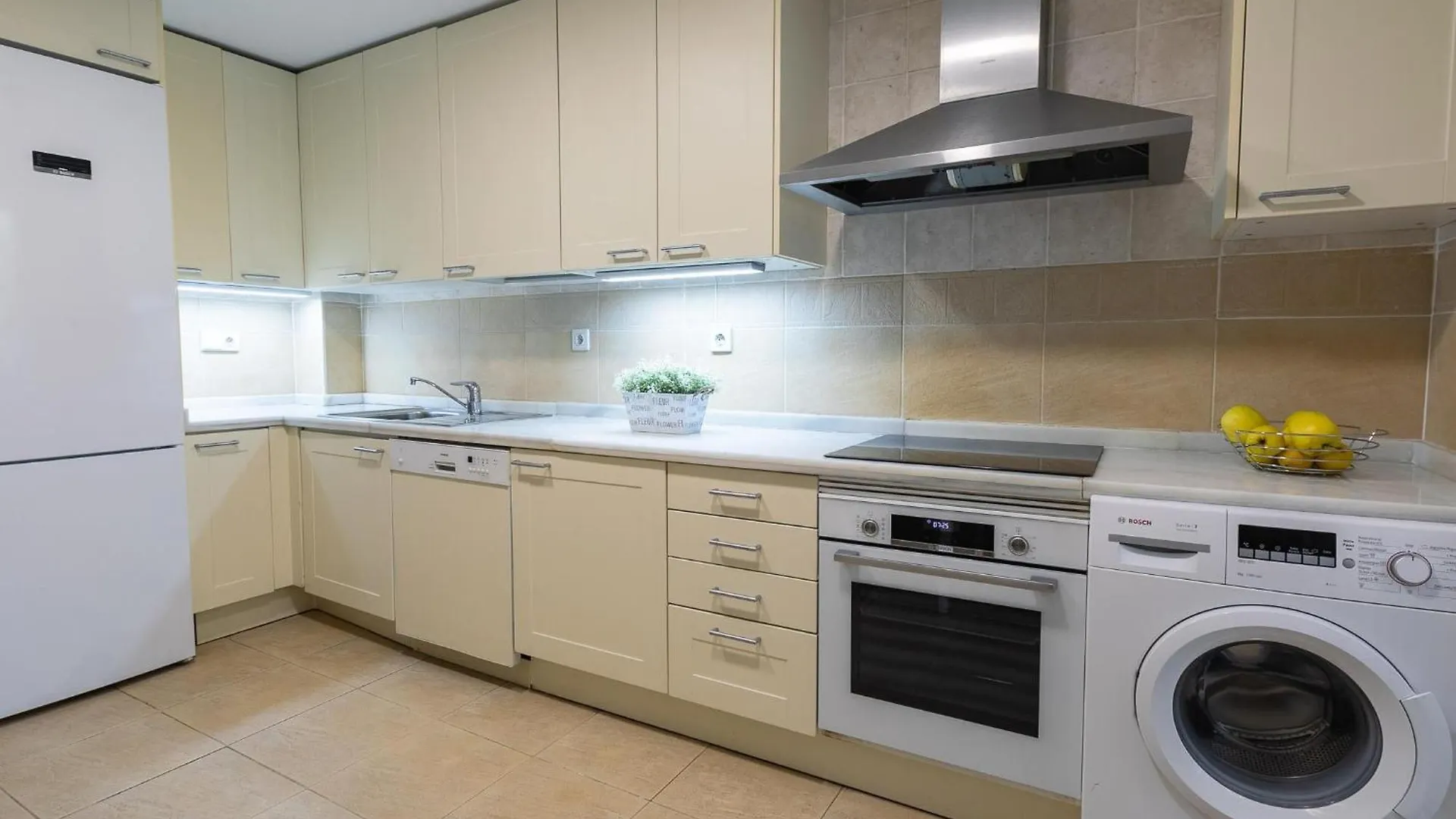 Vacation Marbella I Las Canas Beachfront Haven, Sea View, Jacuzzi, Golden Mile, Duplex Penthouse, 24-7 Security 0*,  ספרד
